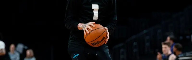 开云真人娱乐官网-挥汗如雨！黄蜂官方Ins晒众球员训练照：在TD花园投篮